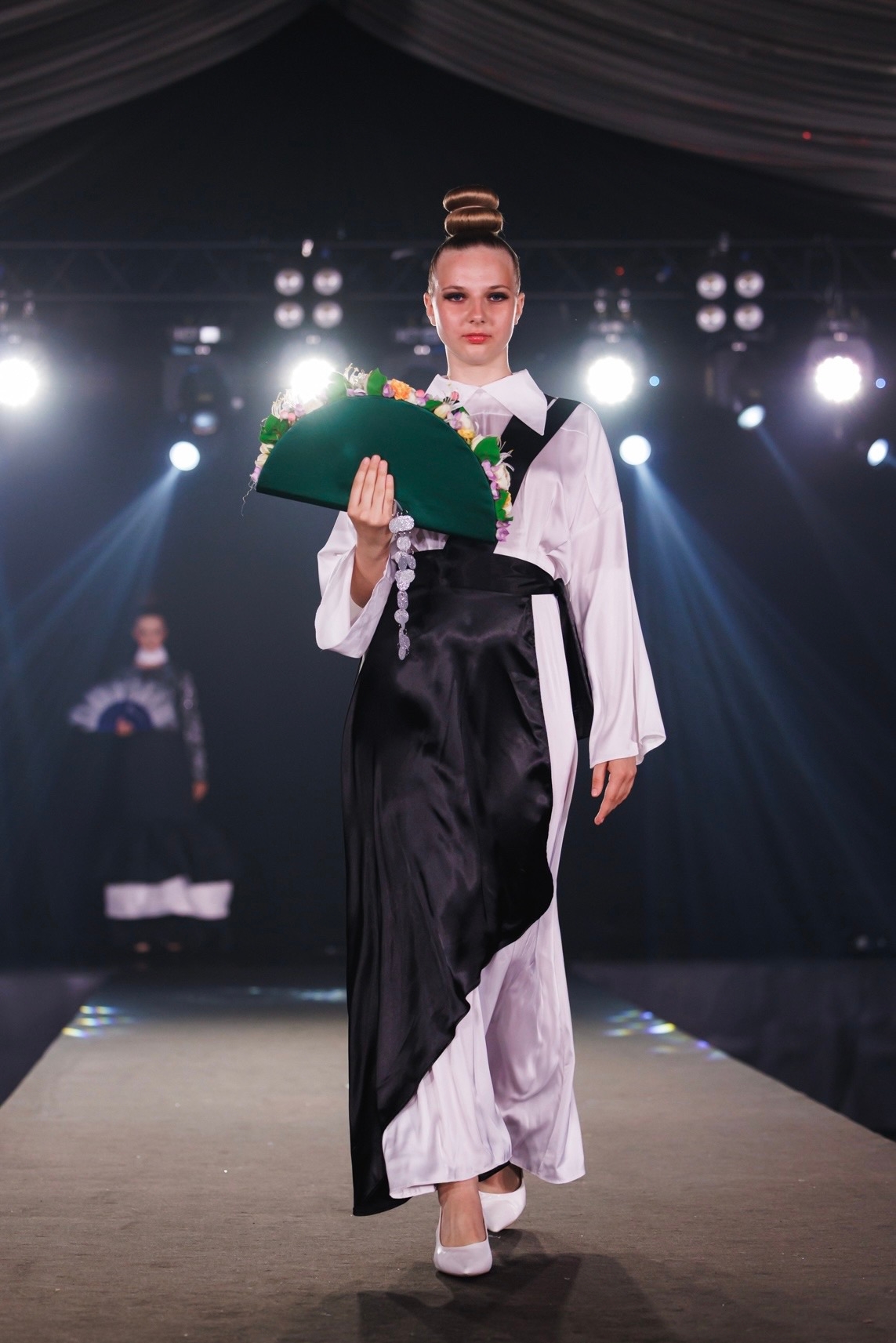 Модельная школа Global Studio Новомосковск мы учим: не прятаться, когда на тебя смотрят,… — фото